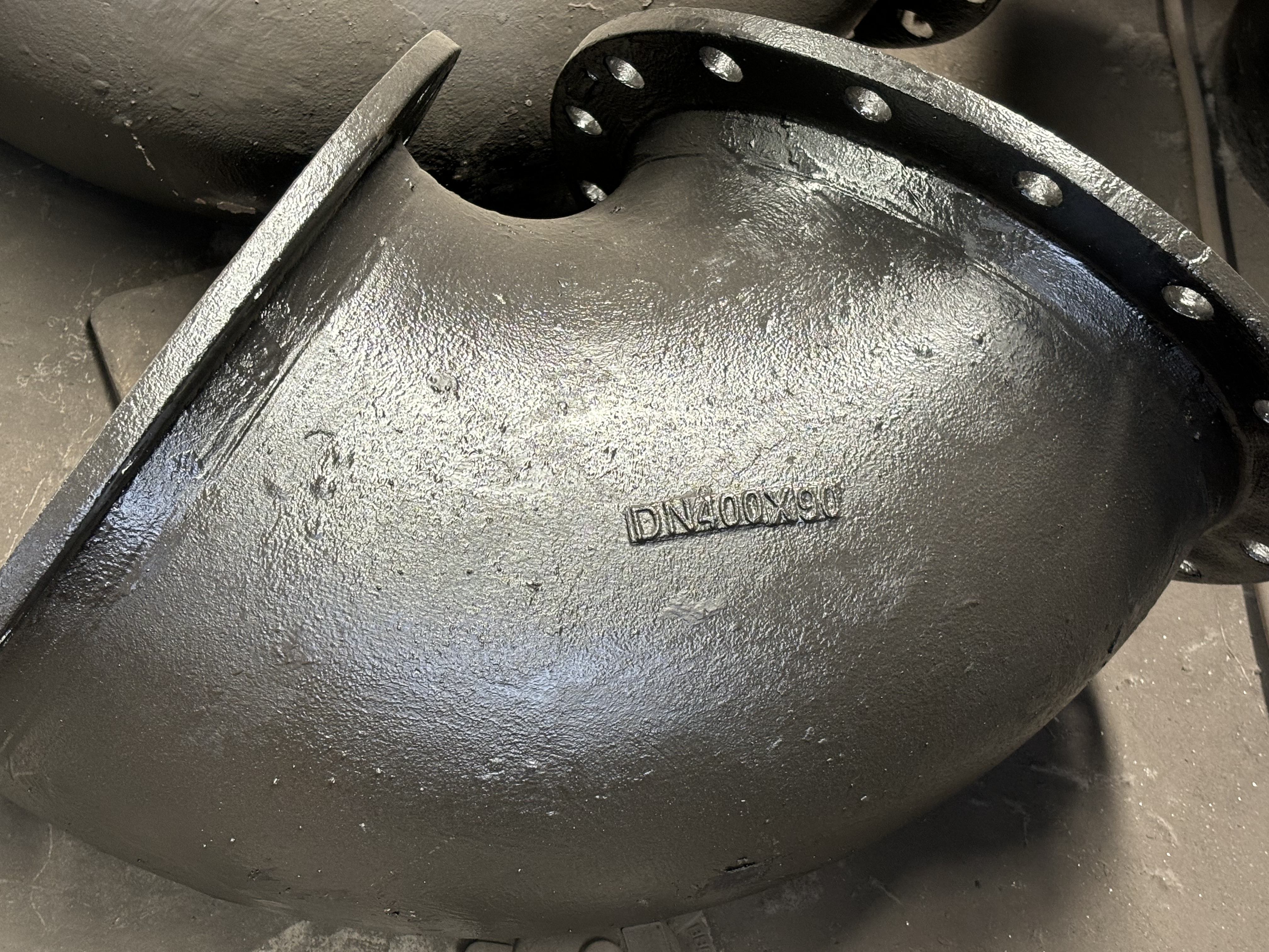 Introdução aos acessórios para tubos de ferro dúctil: cotovelos e tês